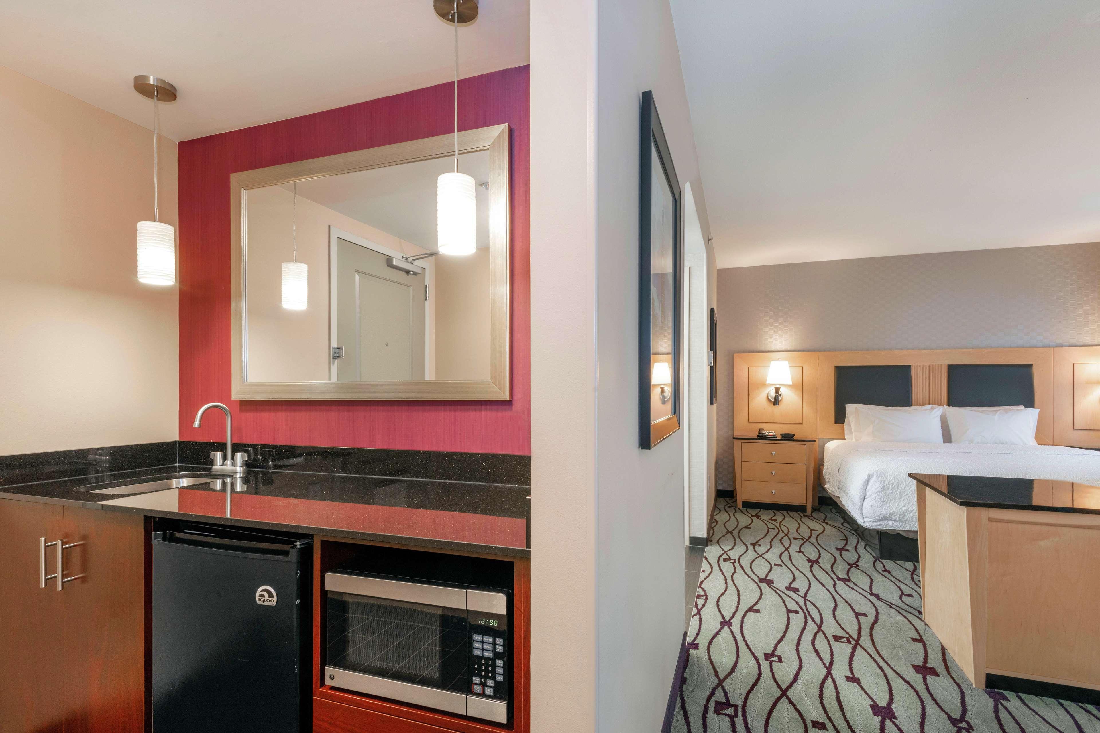 Hampton Inn & Suites Crabtree Raleigh Exterior photo