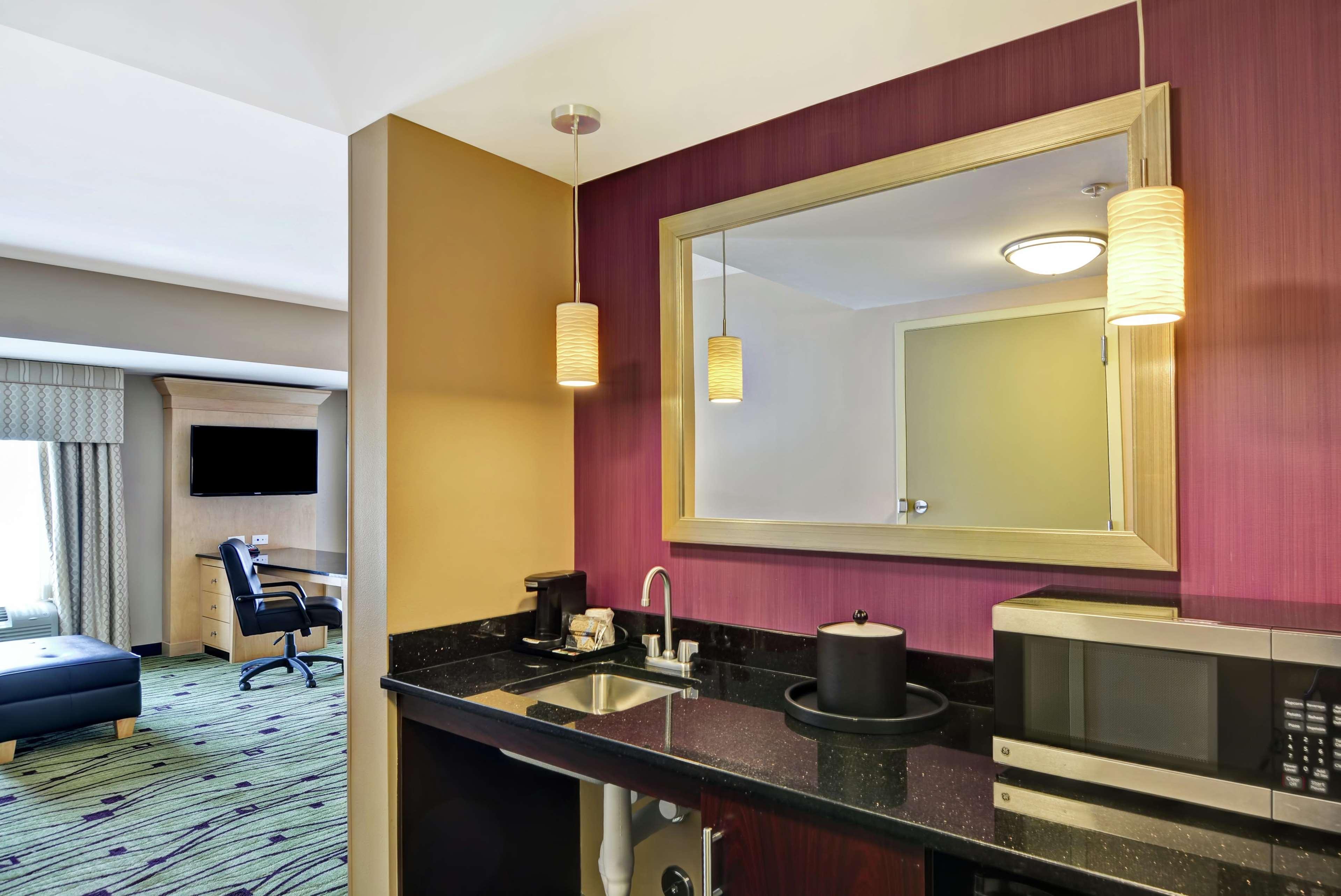 Hampton Inn & Suites Crabtree Raleigh Exterior photo