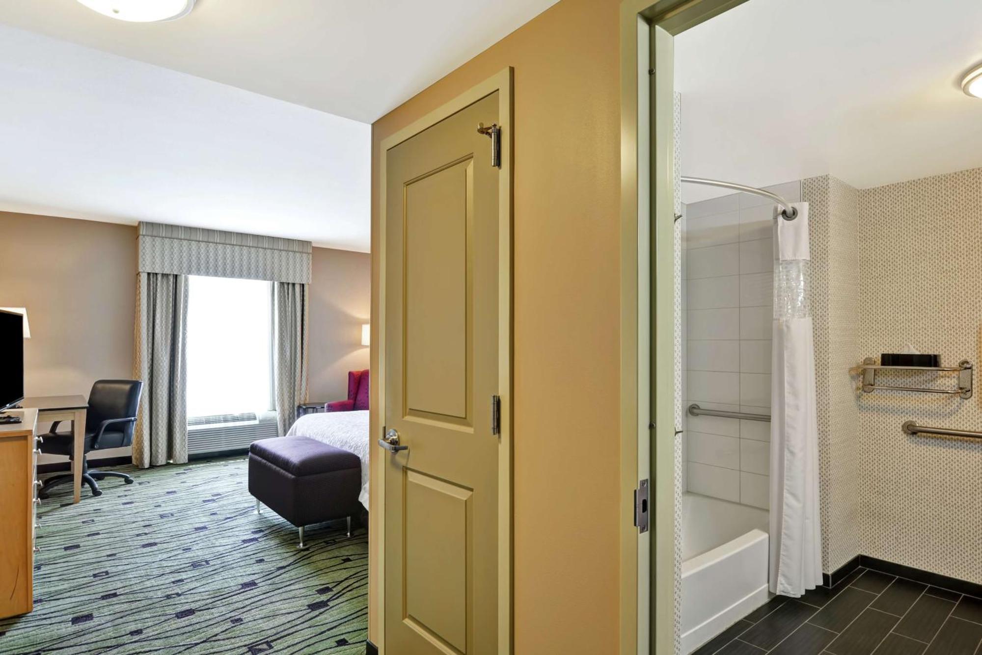 Hampton Inn & Suites Crabtree Raleigh Exterior photo